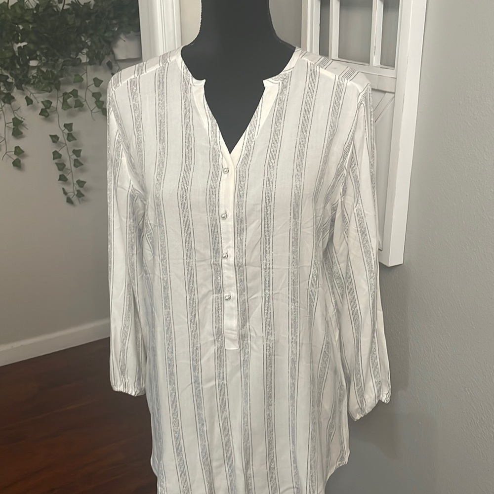 GRAND & GREENE, WOMAN'S BLOUSE, WHITE, SPLIT NECK, PEARLS BUTTONS. LONG SLEEVES